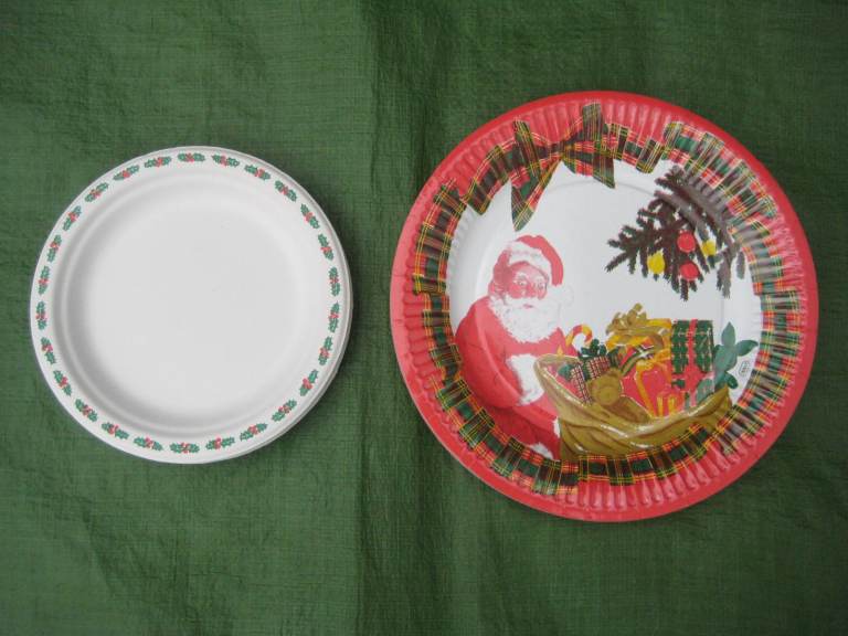 Brand New 22 Christmas Paper Plates and 7 Christmas Paper Bowls for £2.00 