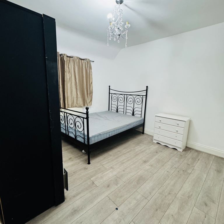 3 / 4 bedroom house available in Feltham 