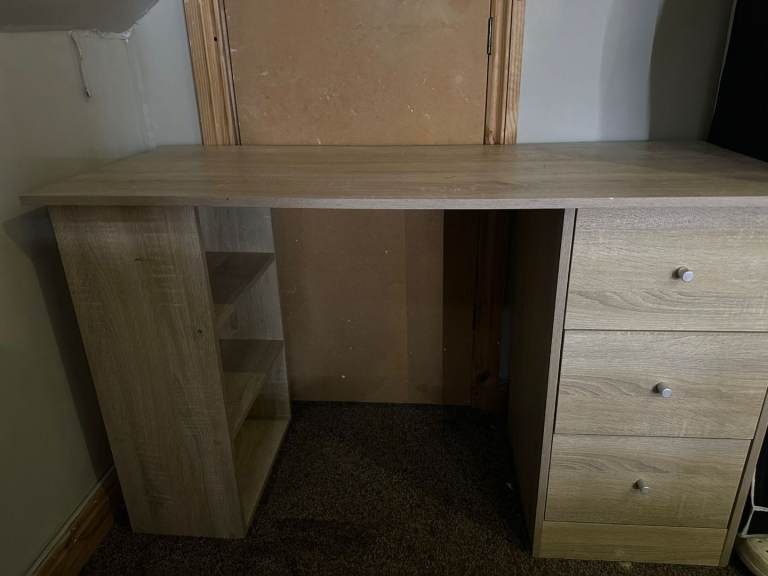 Computer desk