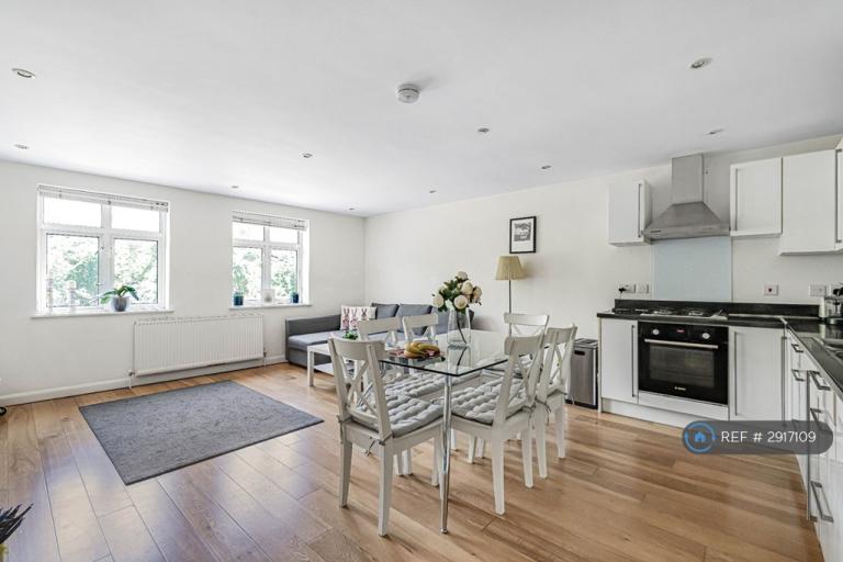 2 bedroom flat in The Green, London, W5 (2 bed) (#2917109)