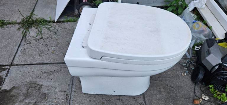 White Ceramic Toilet Pan and Seat – Good Condition