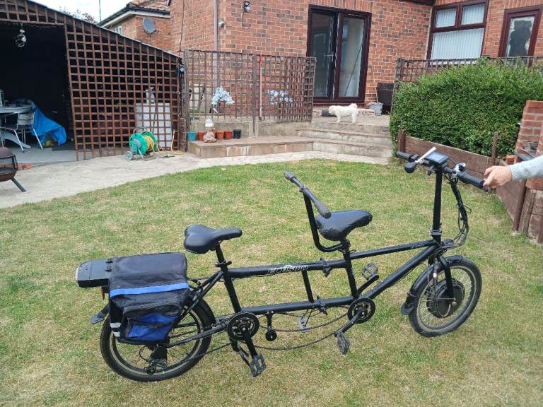 Folding electric tandem 