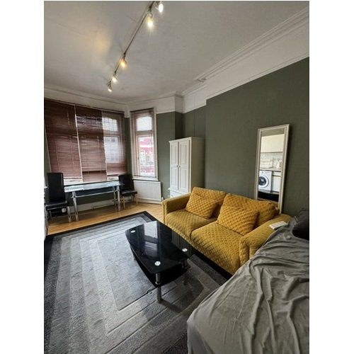 *One Bedroom Flat in Castletown Road, West Kensington, W14 9HG * All Utility Bills Inc*