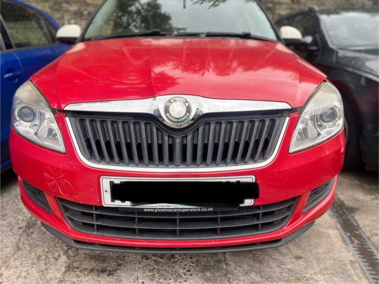 SKODA FABIA FOR BREAKING IN RED 2010 / BUMPERS / DOORS