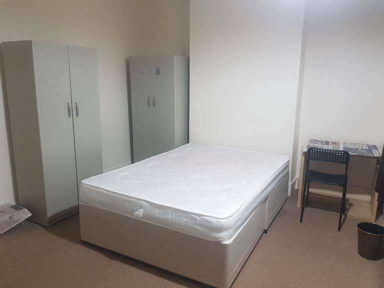 1 Big Double Room Available NOW For COUPLE/2 Female / 2 Male