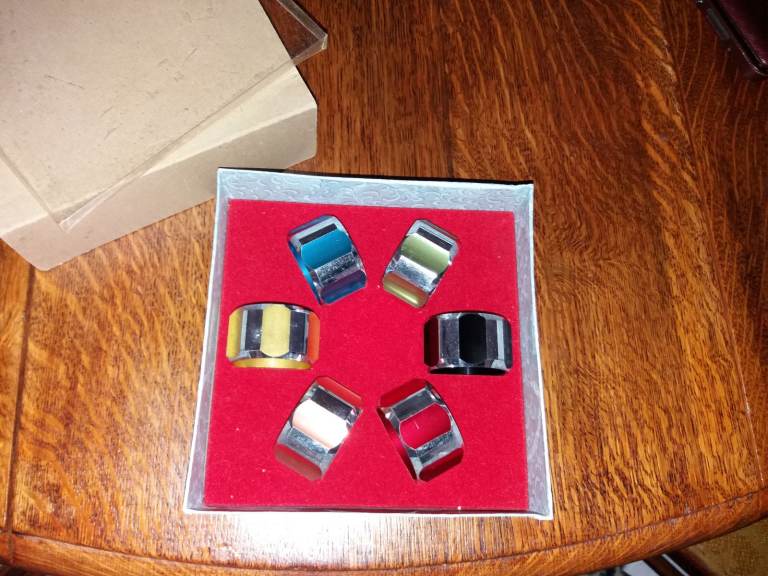 VINTAGE (60's) NAPKIN RINGS
