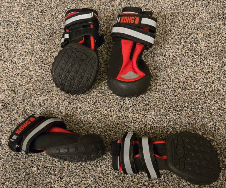 Kong comfort dog shoes brand new size 3 set of four red/black NEW