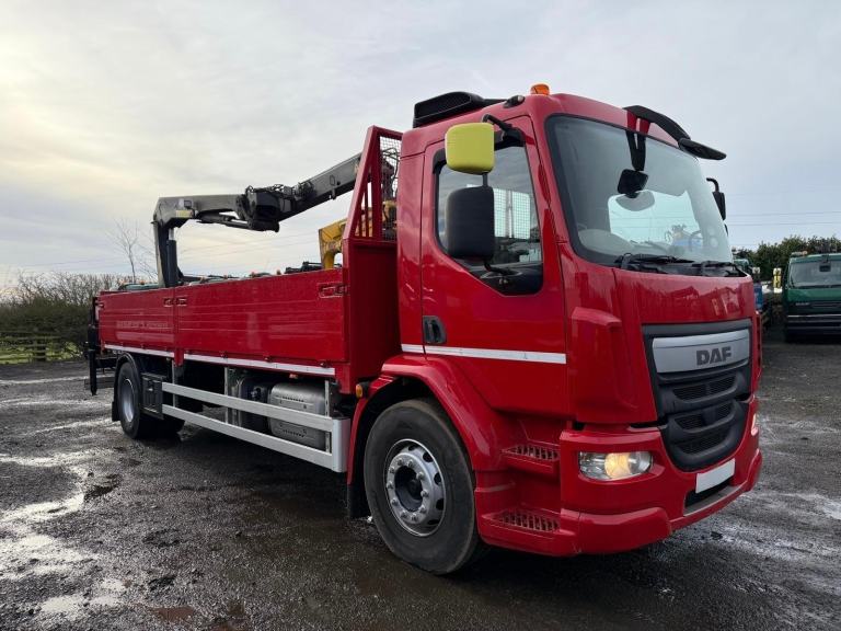 2015 DAF LF 55.220 18T DROPSIDE WITH HMF 1210 CRANE