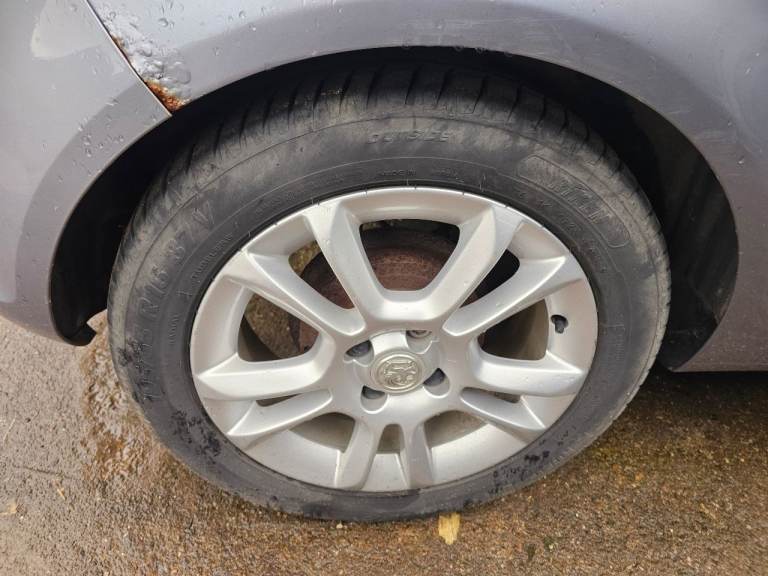 Vauxhall corsa D SXI 16" alloys 2010 set 4 good tyres locking wheel nuts
