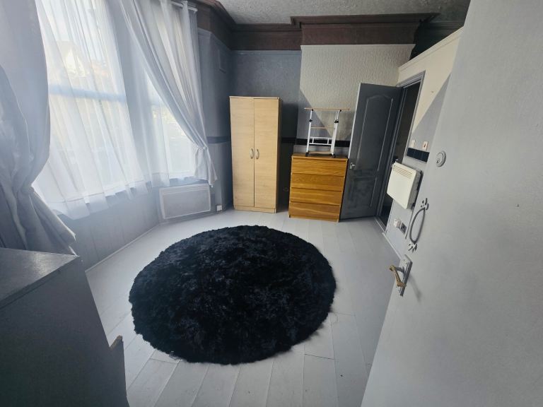 STUDIO FLAT  HARROW HA1  CLOSE TO SHOPPING CENTRE  BUSES& TRAIN HARROW HA1  885 PCM