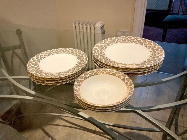 Dining plates set 