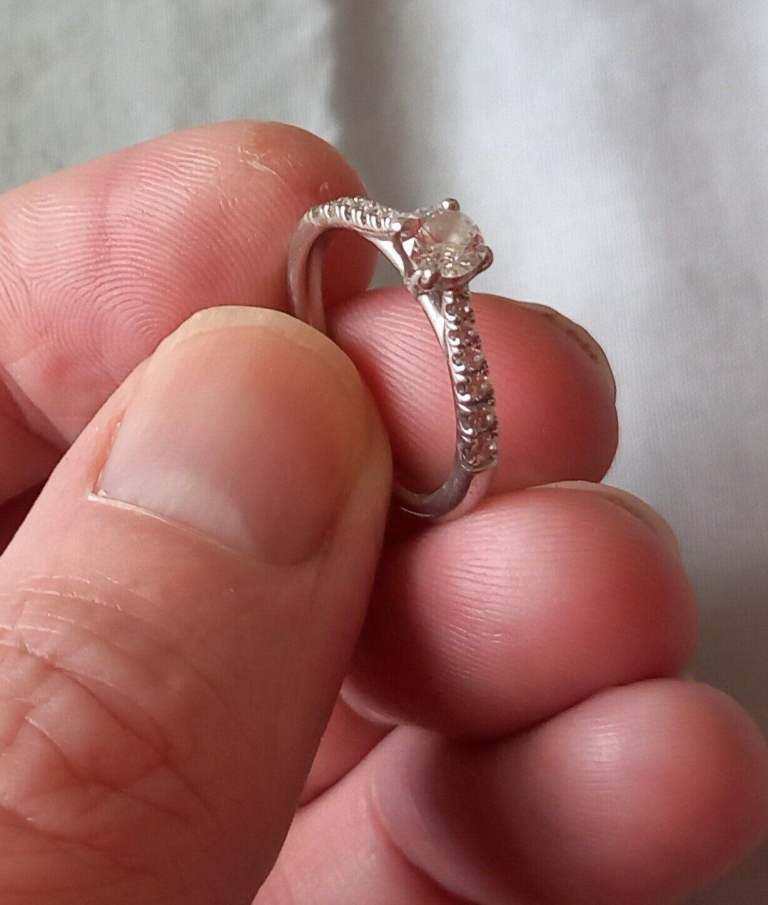 Lunn's - Diamond engagement ring