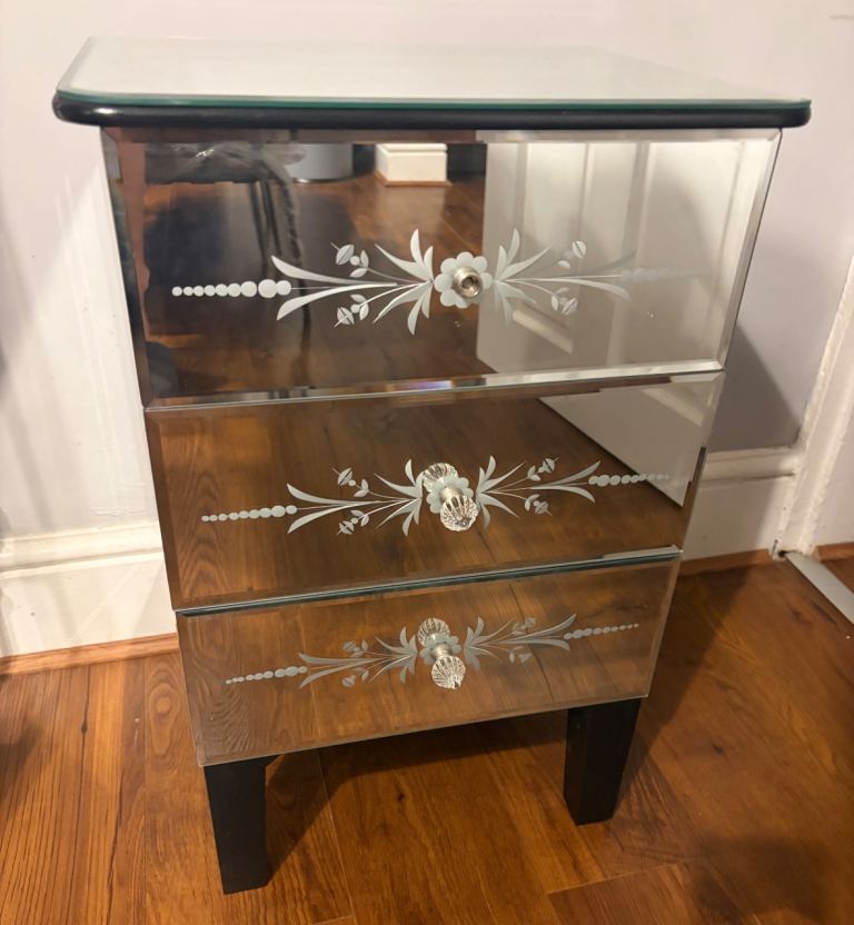 Mirror storage drawer unit - like new 