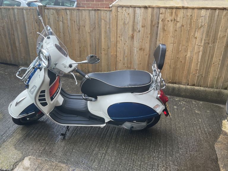 Vespa Piaggio GTS 300cc like new.