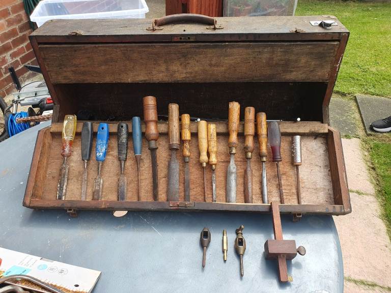 Mixed vintage wood planes, tools and a collector-grade matched chest.