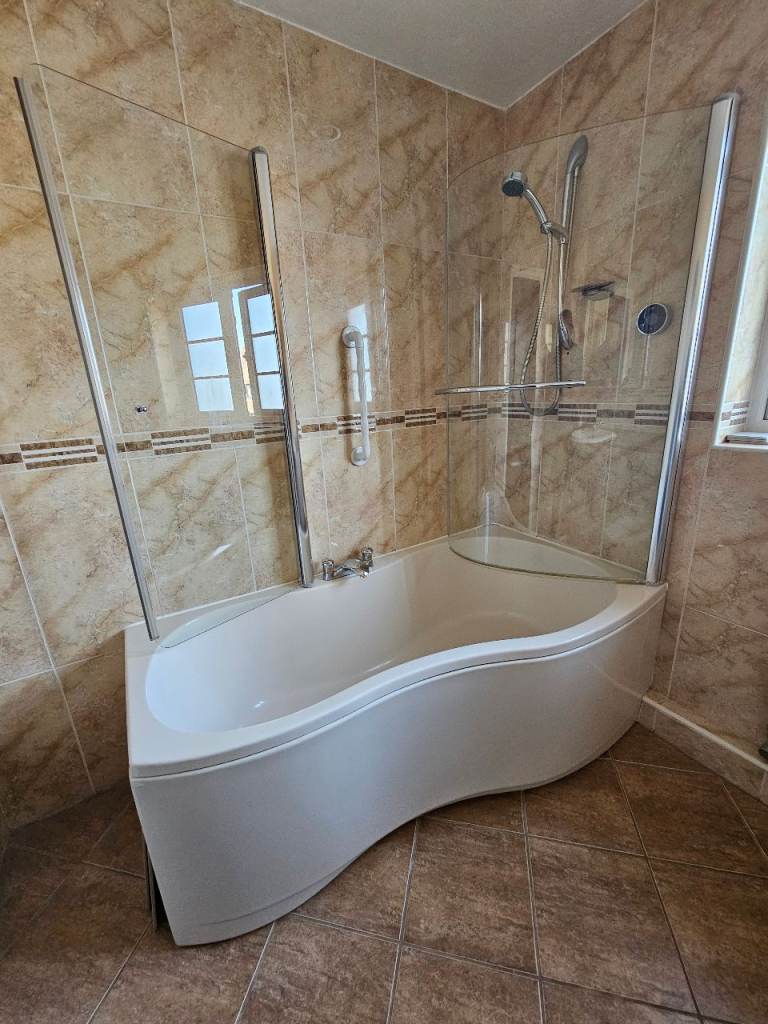  P-Shaped Bathtub with Shower Screen in ivory colour – Excellent Condition