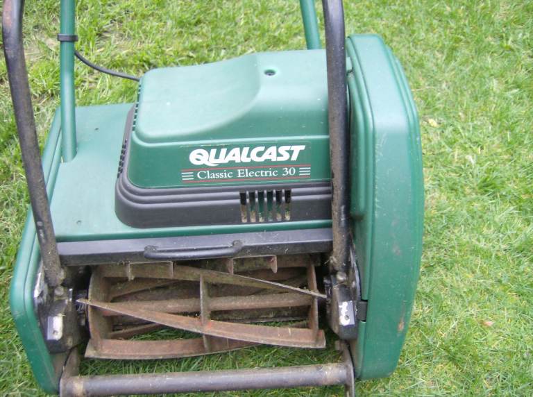QUALCAST CLASSIC ELECTRIC 30 LAWN MOWER