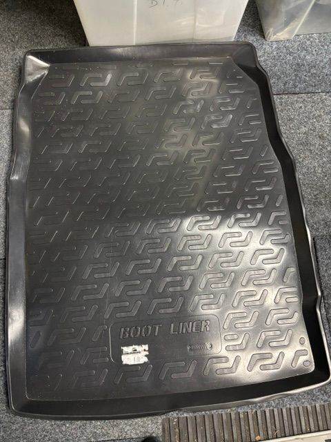 BMW  5 SERIES SALOON. F10. 2010-17.  TAILORED BOOT LINER MAT WITH LIPPED EDGES. AS NEW.