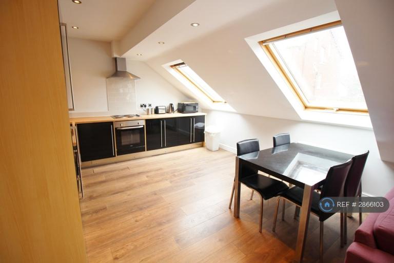 3 bedroom flat in Back Broomfield Crescent, Leeds, LS6 (3 bed) (#2866103)