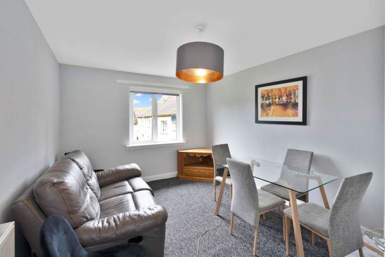 Spacious, 4 bedroom, HMO flat to the North of the City – available NOW