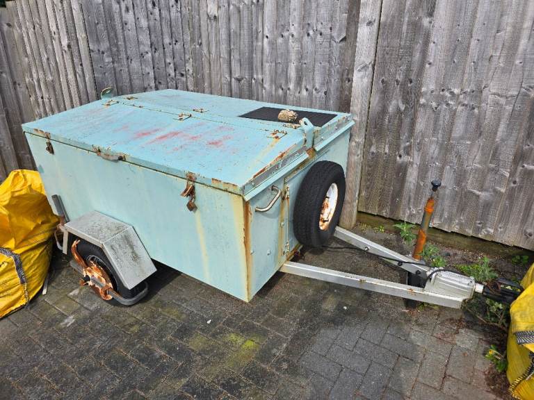 Trailer with lockable lid