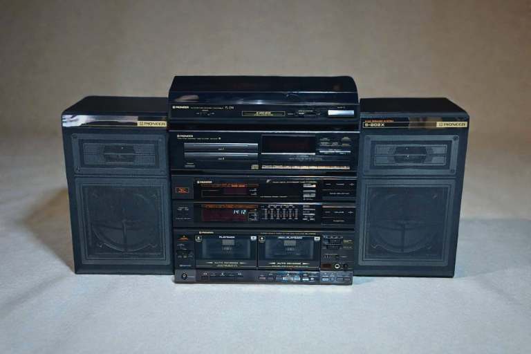 Pioneer hi-fi system with turntable and speakers