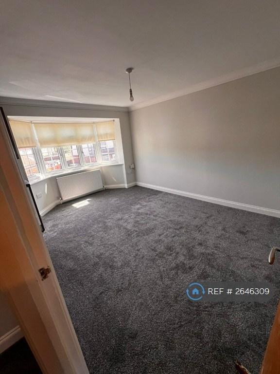 2 bedroom flat in Elm Gardens, Mitcham, CR4 (2 bed) (#2646309)