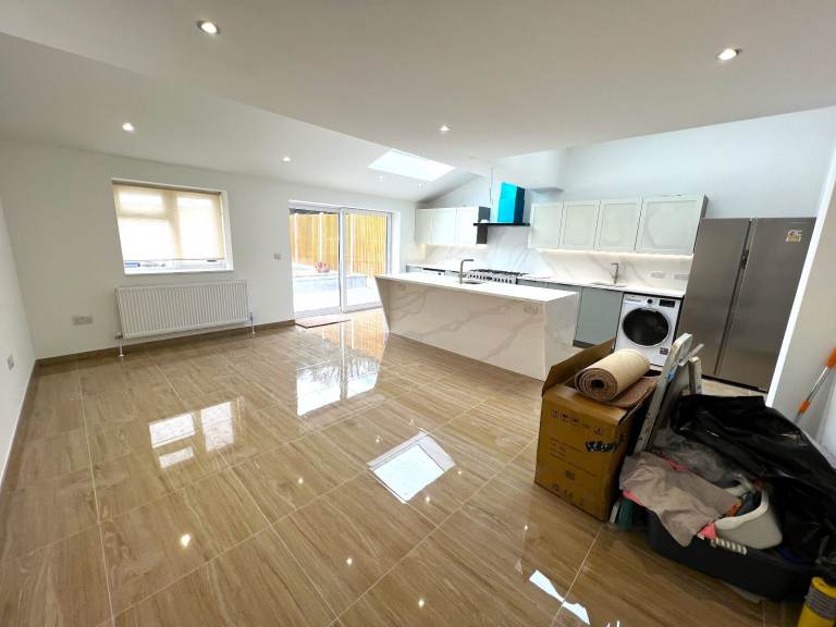 Out class spacious 5 bedrooms semi-detached house in Bakingside, Ilford --Company let allowed