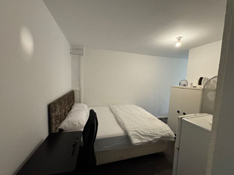 Room with private bathroom 