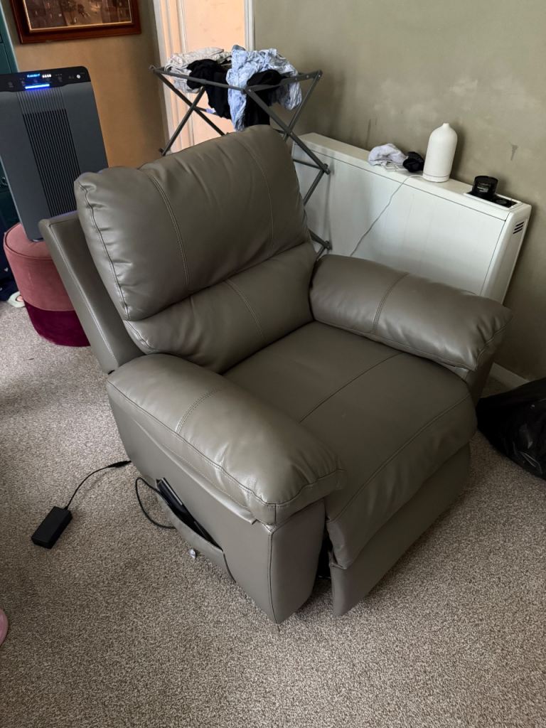 Recliner sofa chair 