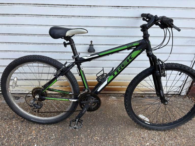 BOY OR GIRLS BIKE TREK HYBRID 26in wheels 7x3 gears 16in frame  aluminum very light serviced £70