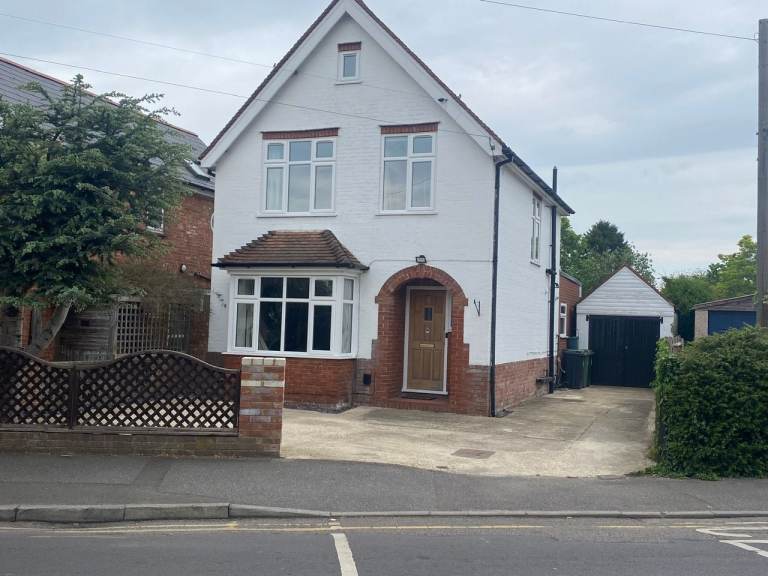 3 bedroom detached house for rent in Camberley GU15 2SY