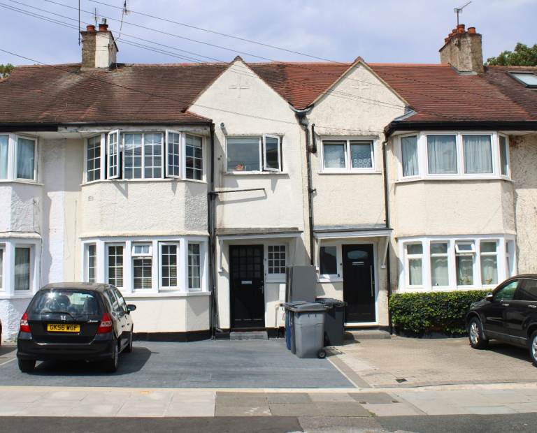  BEAUTIFUL SPACIOUS 1 BEDROOM FLAT IDEALLY LOCATED NEAR ZONE 3 TUBE, BUSES, SUPERMARKETS & SHOPS