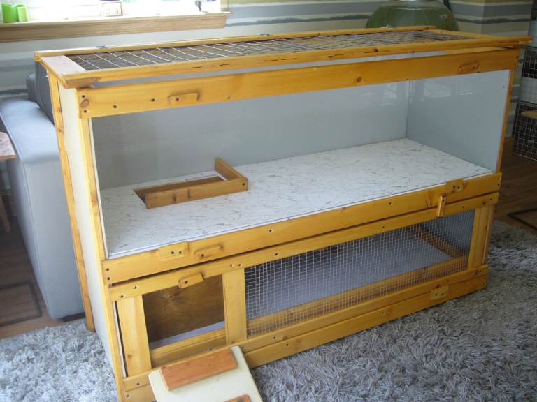 X3RABBIT HUTCH ROBUST   NON ROTT BASE  12120 WIDE £45  WALK IN MESH S 6X3FT £30 EACH  SHOWROOM     