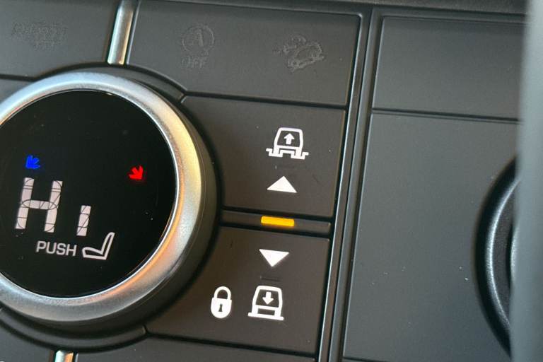 2025 Land Rover Defender 110 3.0 D250 MHEV X-Dynamic SE Auto 4WD Euro 6 (s/s) 5dr SUV Automatic