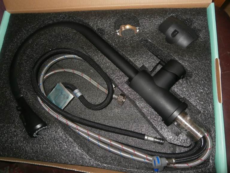 Brand-new Black  kitchen mixer pull out tap with all fitting and flexi pipes