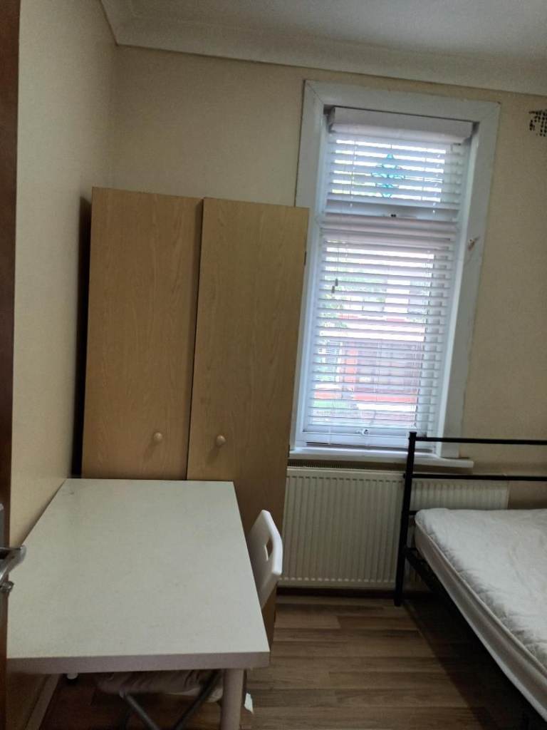single room 10 minutes walking distance to canning town station 