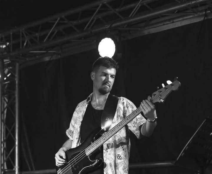 Guitar/Bass and Music Theory lessons