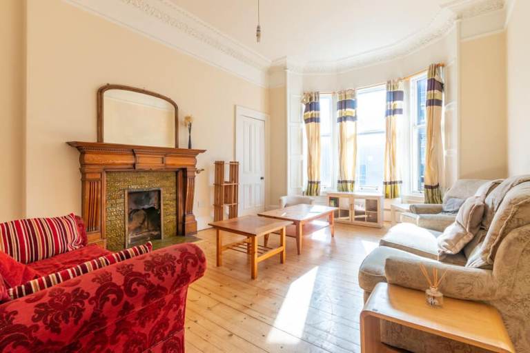 Sizeable, 4-bedroom, HMO flat with box room, in Haymarket – available June