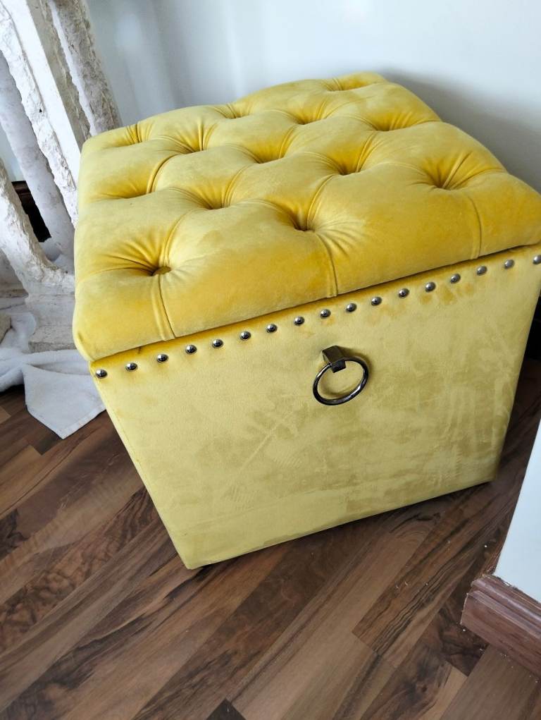 Pouffe and flower, display 