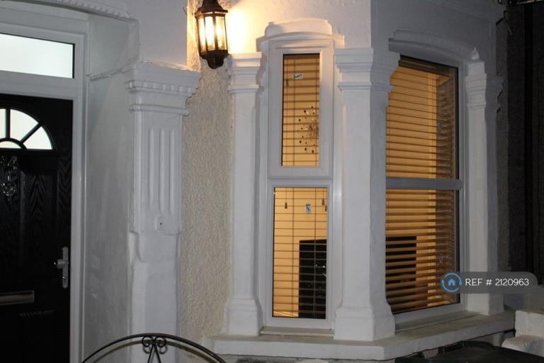 1 bedroom in Durham Road, London, E16 (#2120963)