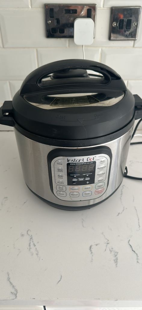 Insta Pot Pressure Cooker / slow cooker 