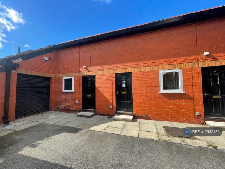 1 bedroom flat in Atherton, Manchester, M46 (1 bed) (#2932485)