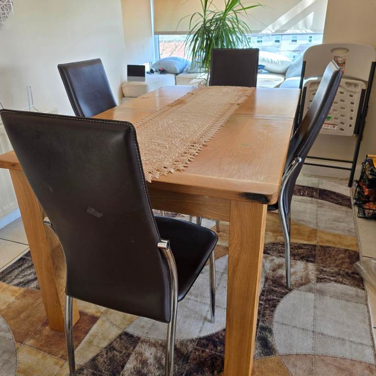 Extendable Oak Dining Table and Chairs – Good Condition