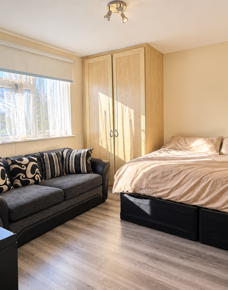 One-Bedroom Flat – Woodstock Avenue, NW11