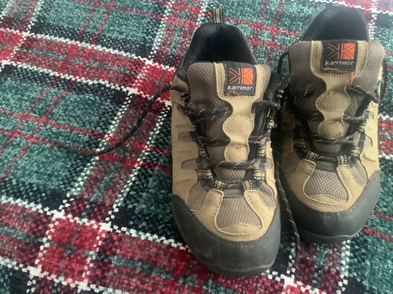 ONE PAIR LADIES SIZE 5 WALKING HIKING SHOE/BOOTS 