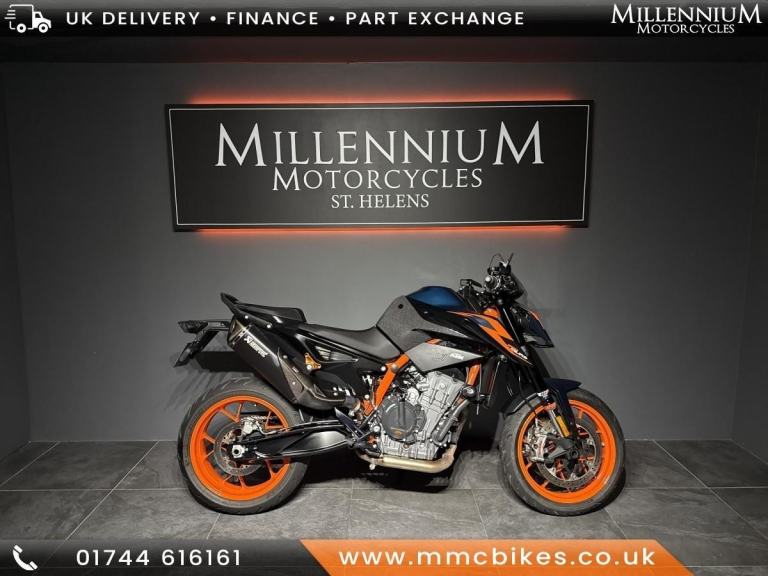 2022 KTM 890 DUKE R FITTED WITH AKRAPOVIC EXHAUST AND TRACK PACK
