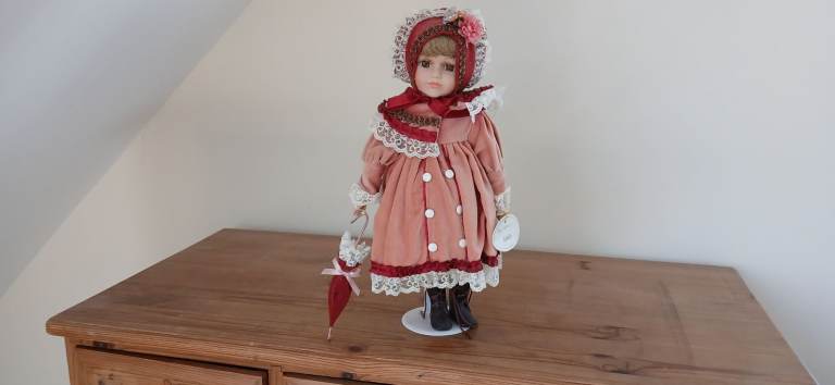 THE LEONARDO COLLECTION PORCELAIN DOLL. THE ELITE RANGE, EMILY BOXED