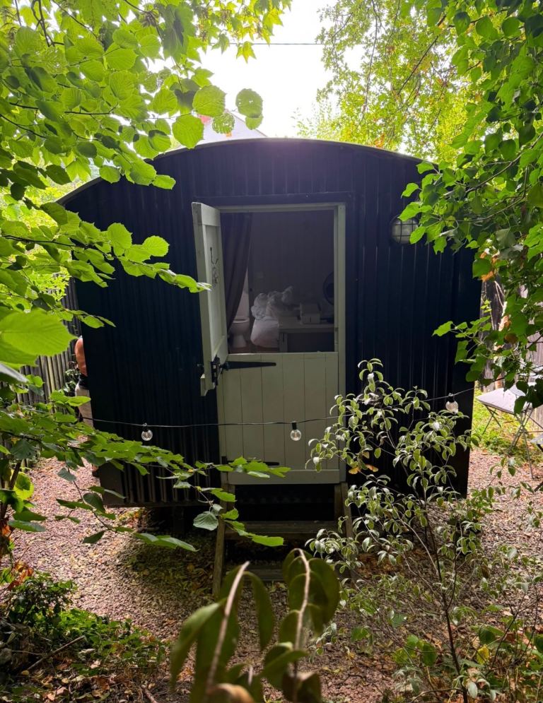 Luxury 14ft x 8ft Shepherd’s Hut | Fully Insulated | Bathroom | Underfloor Heating |