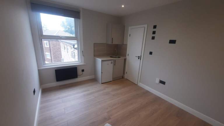 Studio Flat to Rent in Parklands, Surbiton KT5 8EA